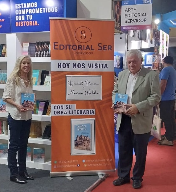 Daniel Pensa y María C. Walsh, en la Feria del Libro
