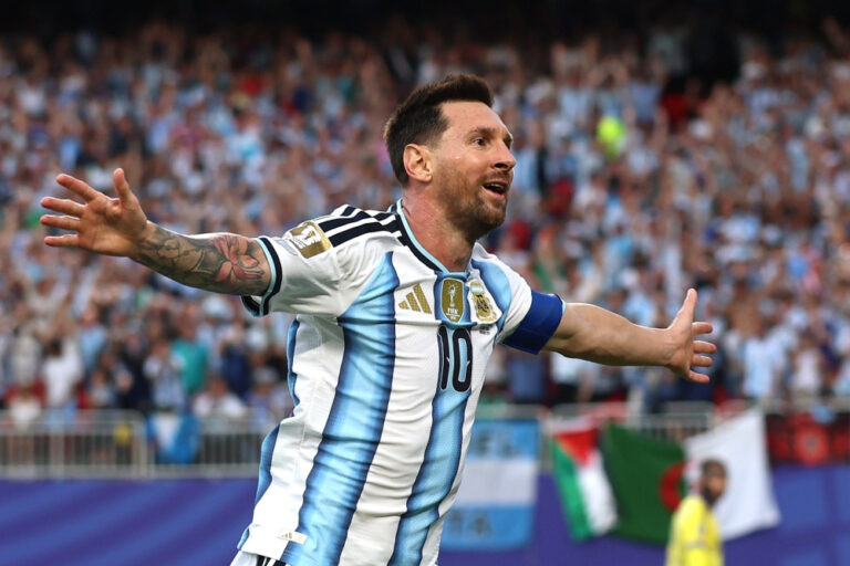 Estreno Mundial: Messi marcó el camino de Argentina