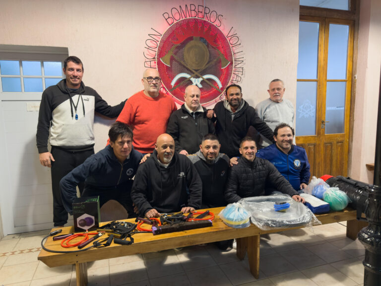 Bomberos recibieron donación de Fútbol Senior +40 9 de Julio