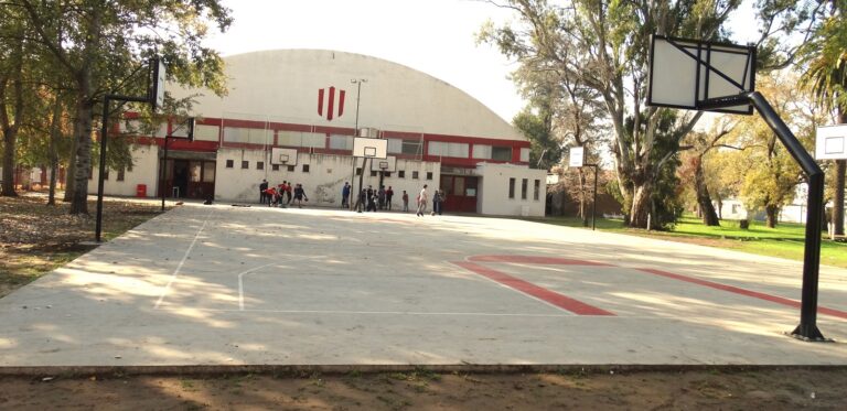 Se inaugura la cancha exterior de básquet de Atlético