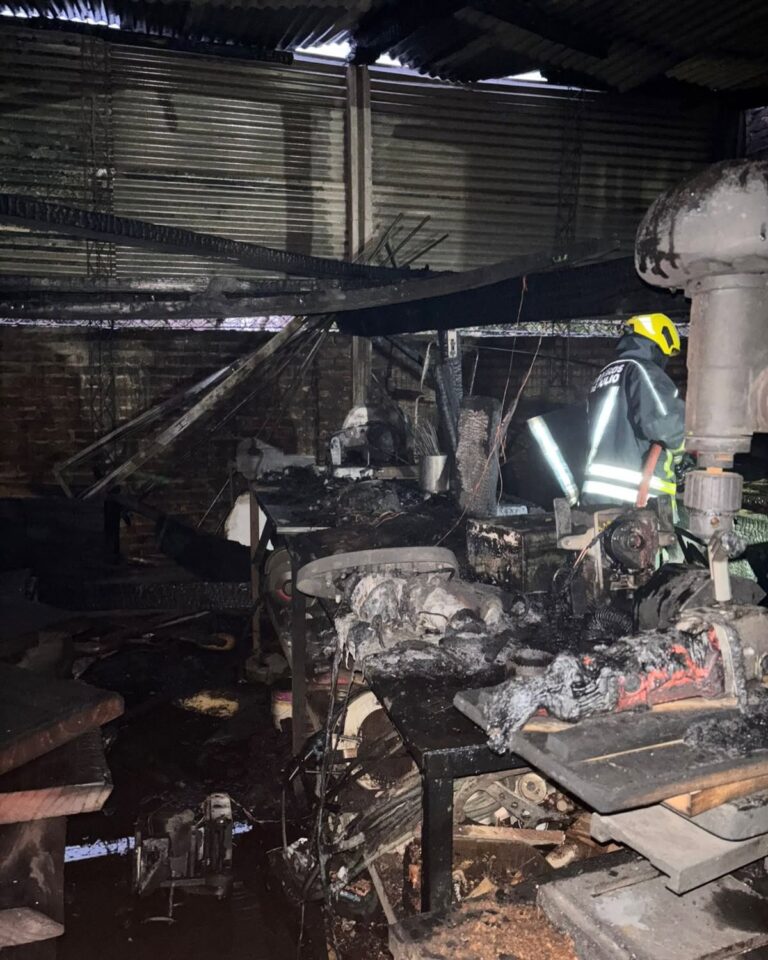 Incendio en una carpintería, ardua tarea de Bomberos