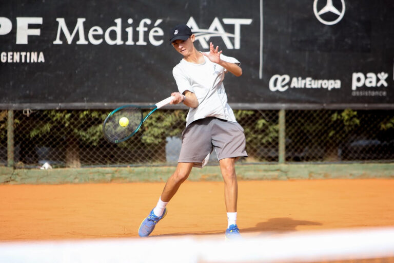 Tenis: Valentino Rossi jugó un torneo profesional