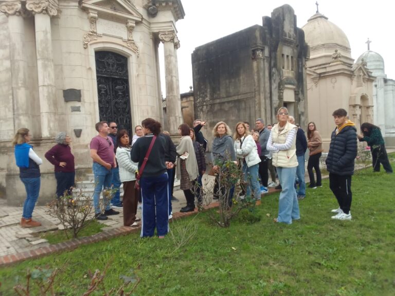 Arte, memoria y patrimonio: numerosos vecinos participaron del itinerario histórico por el cementerio de 9 de Julio