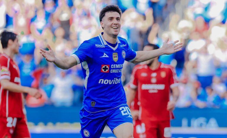 José Paradela Campeón con Cruz Azul: dos goles, una asistencia y MVP