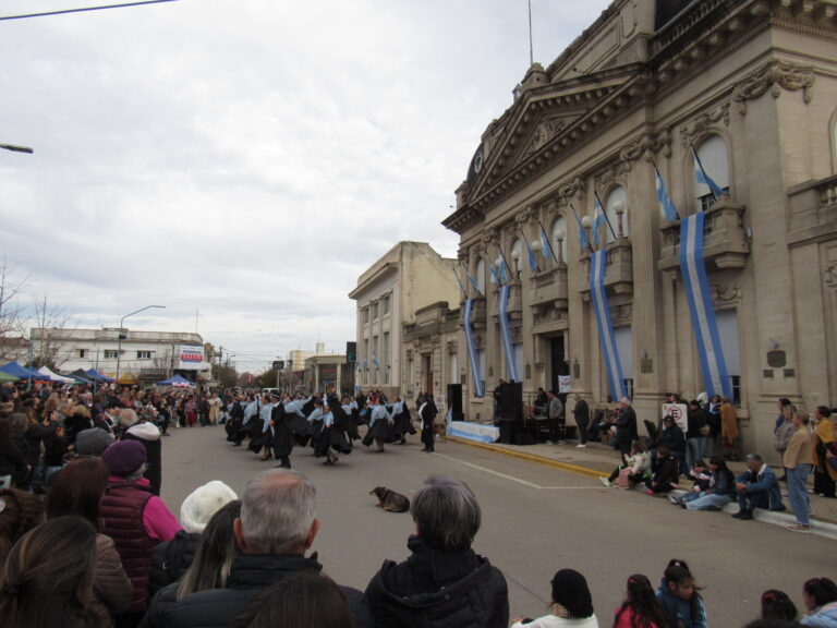 Colorida celebración en el Día de la Independencia