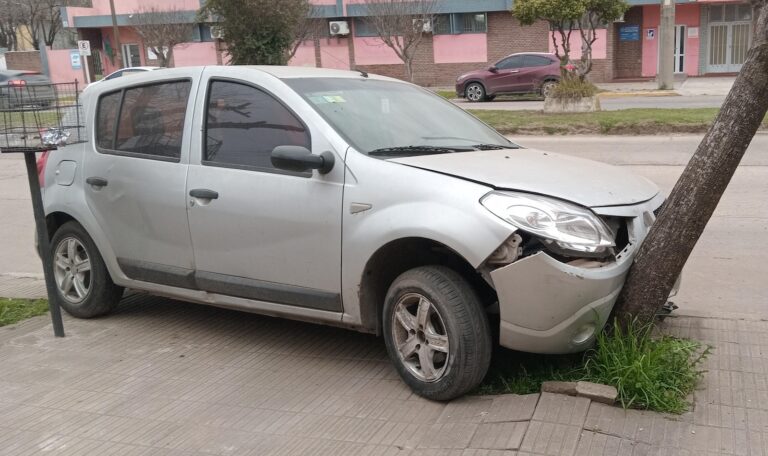 Accidente: chocaron un auto estacionado y terminó sobre la vereda