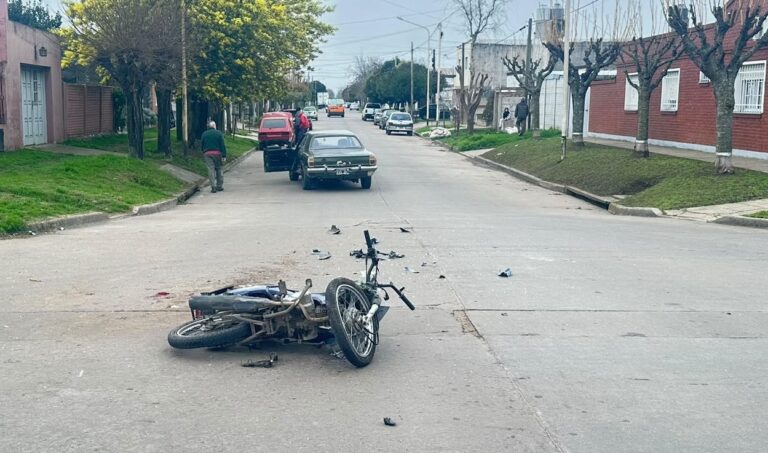 Accidente de tránsito: motociclistas sufrieron lesiones