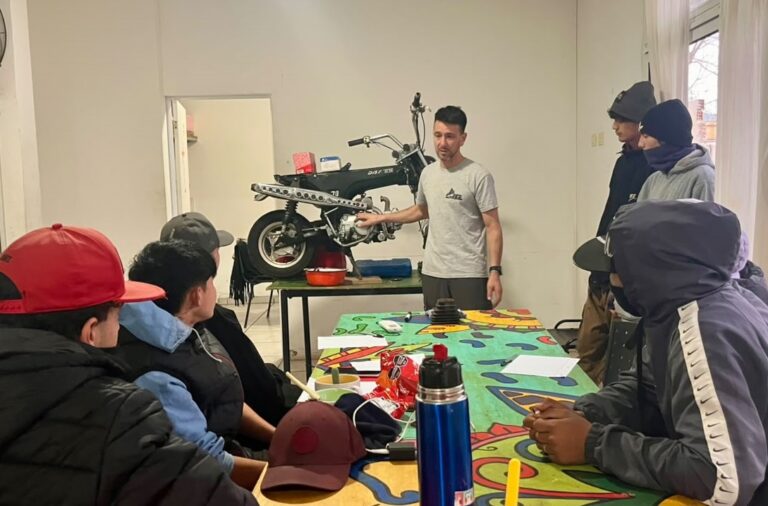 Programa Envión: capacitan en reparación y mantenimientos de motos